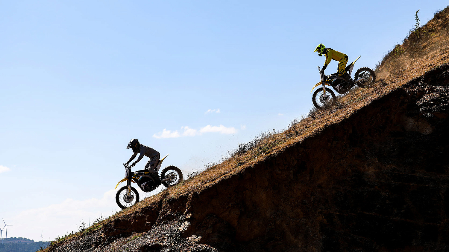 В чем разница между Эндуро и кроссовым мотоциклом