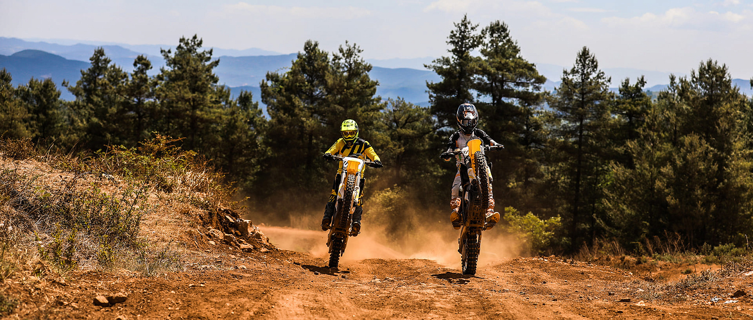 В чем разница между Эндуро и кроссовым мотоциклом