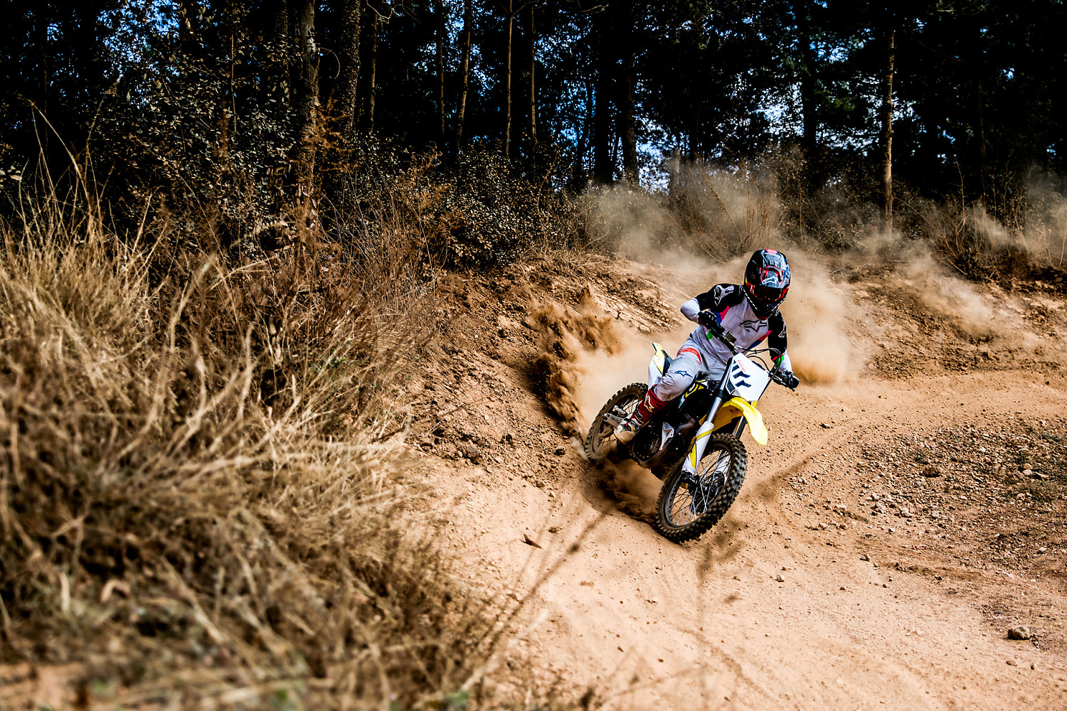 В чем разница между Эндуро и кроссовым мотоциклом